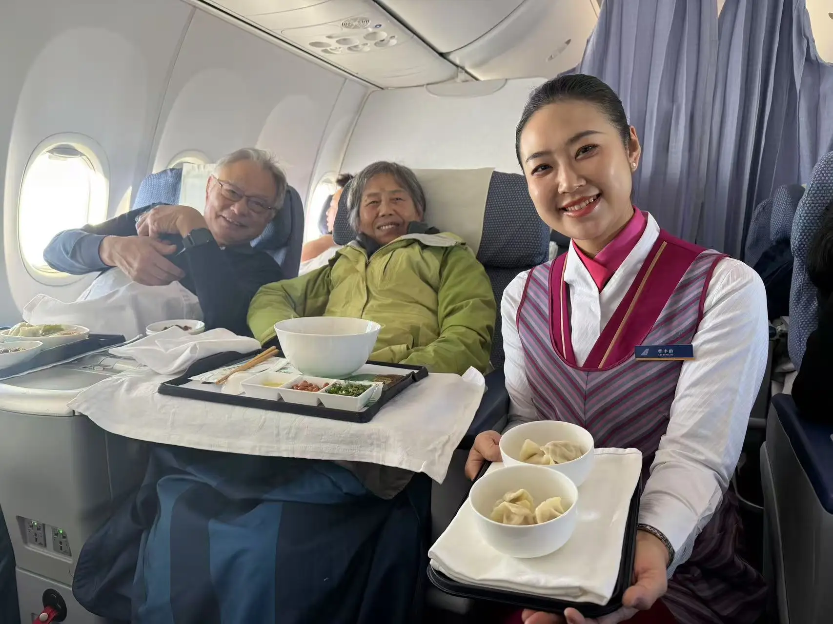 老人单独坐飞机托管机票服务怎么办理？-上海鸿旅票务服务有限公司