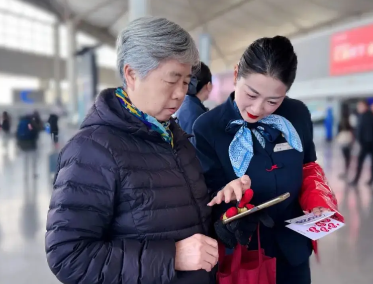 爸妈单独坐飞机怎么办？航空年龄限制及托管订票流程说明-上海鸿旅票务服务有限公司